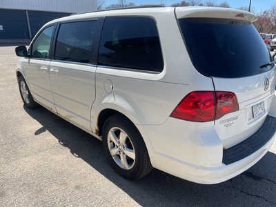 2011 Volkswagen Routan, $1999. Photo 5