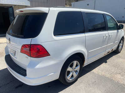2011 Volkswagen Routan, $1999. Photo 7