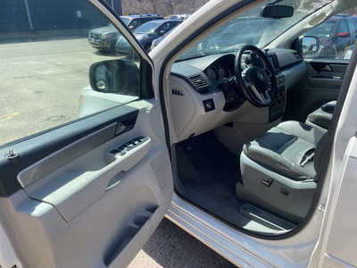 2011 Volkswagen Routan, $1999. Photo 8