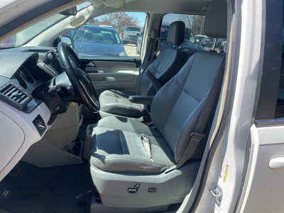 2011 Volkswagen Routan, $1999. Photo 9