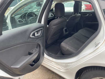 2015 Chrysler 200, $2999. Photo 10