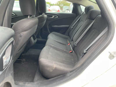 2015 Chrysler 200, $2999. Photo 11