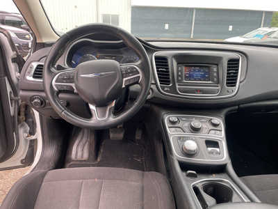 2015 Chrysler 200, $2999. Photo 12