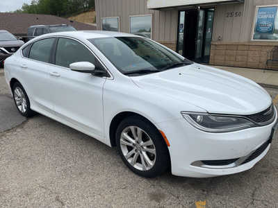 2015 Chrysler 200, $2999. Photo 2