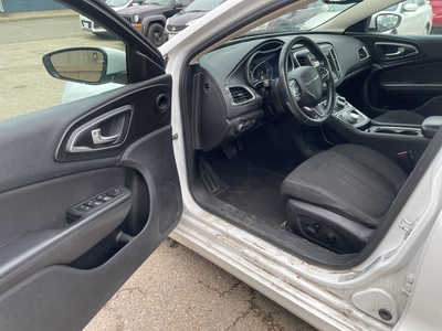 2015 Chrysler 200, $2999. Photo 8