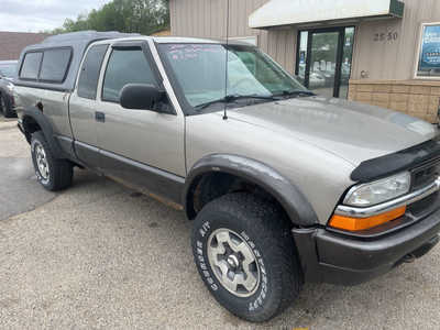 2000 Chevrolet S-10 Ext Cab, $1999. Photo 2