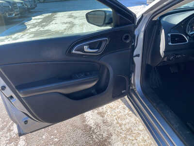 2015 Chrysler 200, $2999. Photo 10