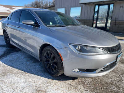2015 Chrysler 200, $2999. Photo 2