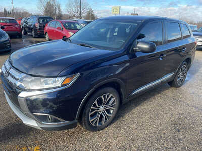 2018 Mitsubishi Outlander, $7999. Photo 4