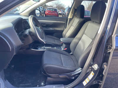 2018 Mitsubishi Outlander, $7999. Photo 9
