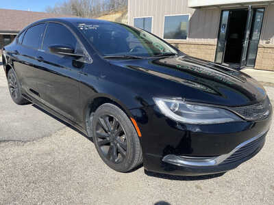 2016 Chrysler 200, $3999. Photo 2