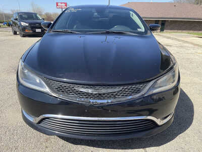 2016 Chrysler 200, $3999. Photo 3