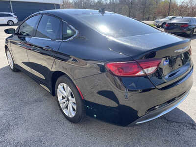 2016 Chrysler 200, $3999. Photo 6