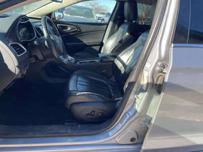 2015 Chrysler 200, $2999. Photo 11