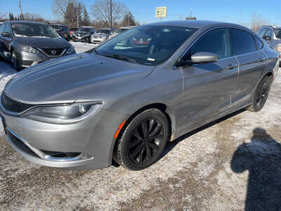2015 Chrysler 200, $2999. Photo 4