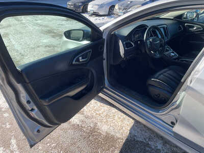 2015 Chrysler 200, $2999. Photo 9