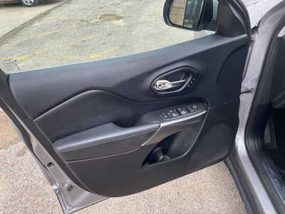 2019 Jeep Cherokee, $6999. Photo 10