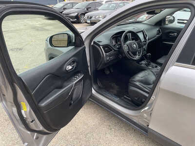 2019 Jeep Cherokee, $6999. Photo 9