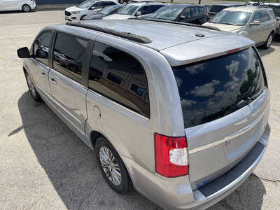 2014 Chrysler Town & Country, $5999. Photo 10
