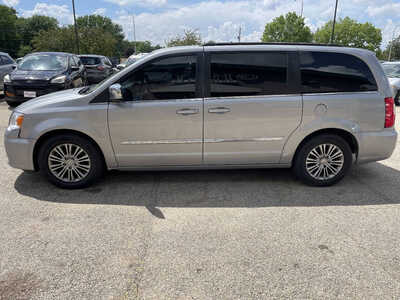 2014 Chrysler Town & Country, $5999. Photo 5