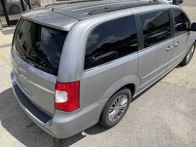 2014 Chrysler Town & Country, $5999. Photo 9
