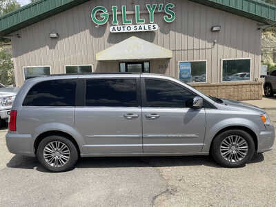 2014 Chrysler Town & Country, $5999. Photo 1