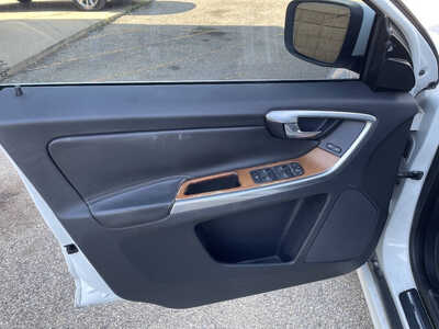 2017 Volvo XC60, $6999. Photo 10