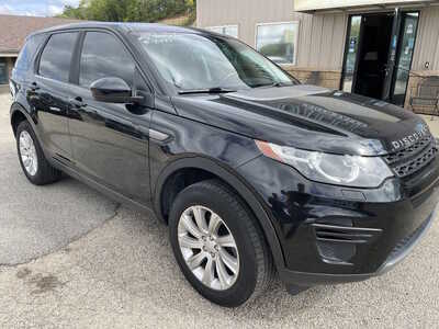 2017 Land Rover Discovery, $7999. Photo 3
