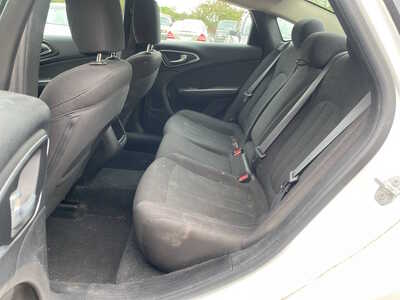 2015 Chrysler 200, $2999. Photo 11