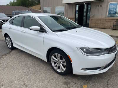 2015 Chrysler 200, $2999. Photo 2