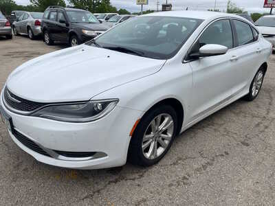 2015 Chrysler 200, $2999. Photo 4