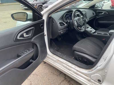 2015 Chrysler 200, $2999. Photo 8