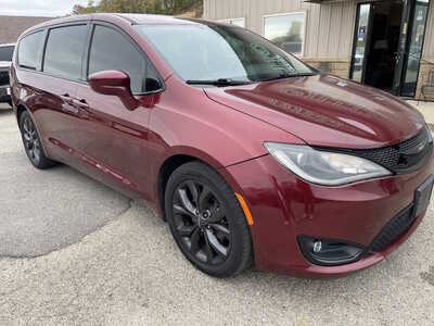 2019 Chrysler Pacifica, $7999. Photo 2