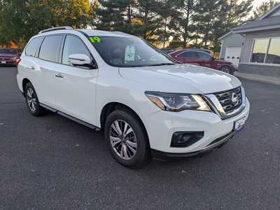 2019 Nissan Pathfinder, $13988. Photo 2