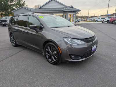 2019 Chrysler , $17988. Photo 2