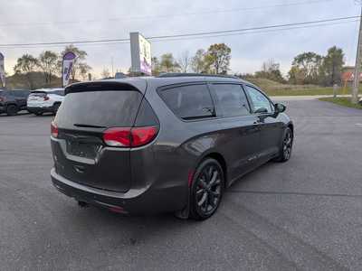 2019 Chrysler , $17988. Photo 3