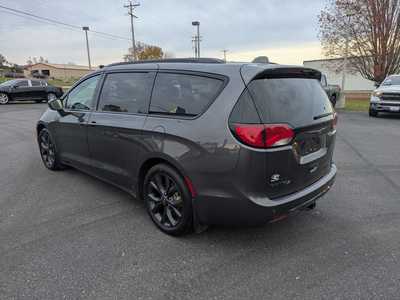2019 Chrysler , $17988. Photo 4