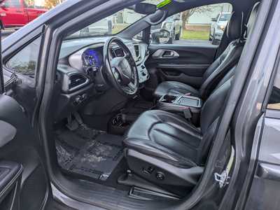 2019 Chrysler , $17988. Photo 5