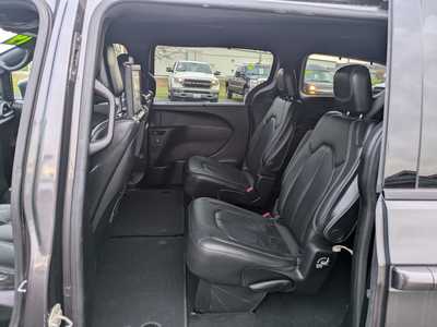 2019 Chrysler , $17988. Photo 6