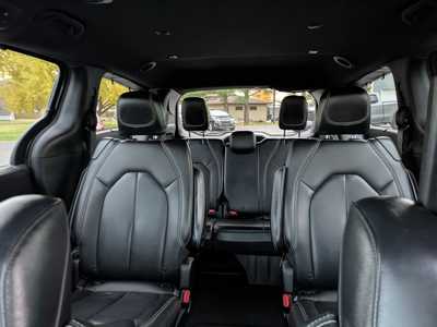 2019 Chrysler , $17988. Photo 7