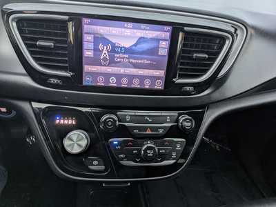 2019 Chrysler , $17988. Photo 9