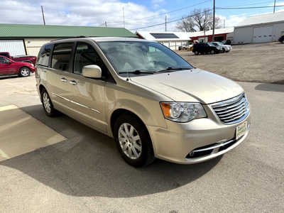 2016 Chrysler Town & Country, $9500. Photo 2