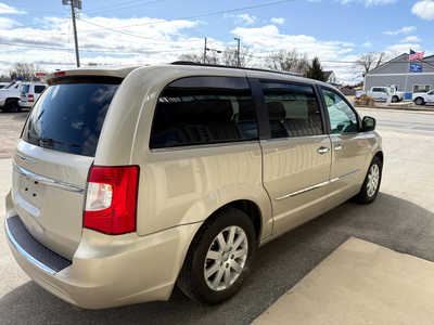 2016 Chrysler Town & Country, $9500. Photo 3