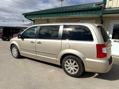 2016 Chrysler Town & Country, $9500. Photo 4