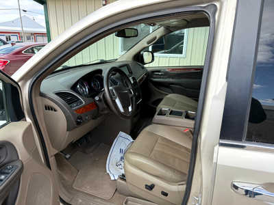2016 Chrysler Town & Country, $9500. Photo 5