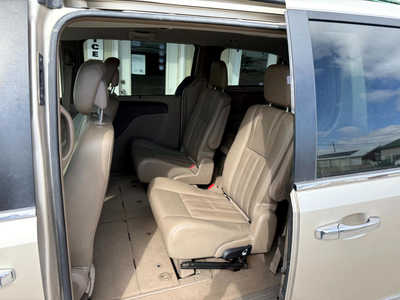 2016 Chrysler Town & Country, $9500. Photo 6