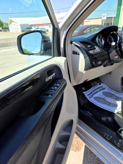 2012 Dodge Caravan, Grand, $7000. Photo 7