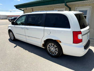 2011 Chrysler Town & Country, $4800. Photo 4
