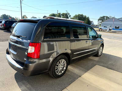 2016 Chrysler Town & Country, $6800. Photo 3