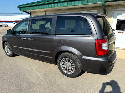 2016 Chrysler Town & Country, $6800. Photo 4